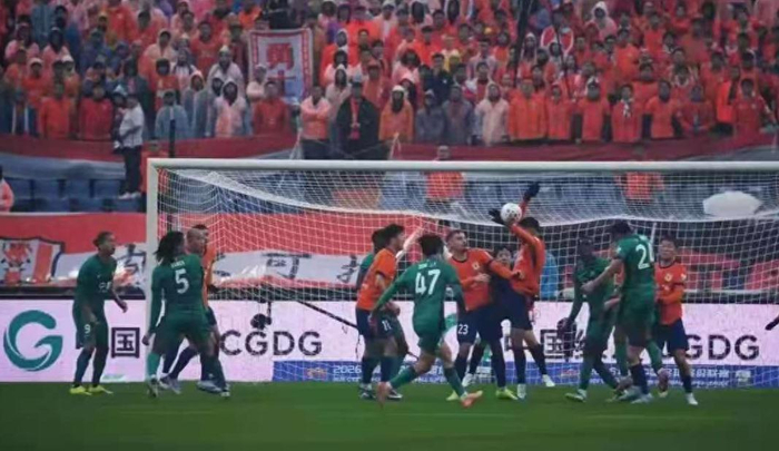 乐彩网下载app最新版-京鲁大战争议瞬间被无视？国安成受害者？裁判尺度统一性引发质疑|泰山|北京国安|中超联赛|山东泰山|克雷桑_新浪体育_新浪新闻